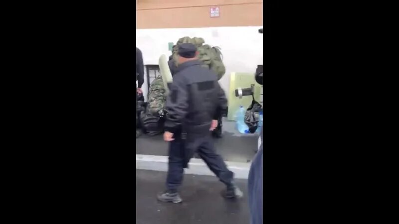 К вам приедет омон. Омон беларусь. В котельниках приезжал омон. Омоновцы приехали в школу. Избиение протестующих в россии 2021.