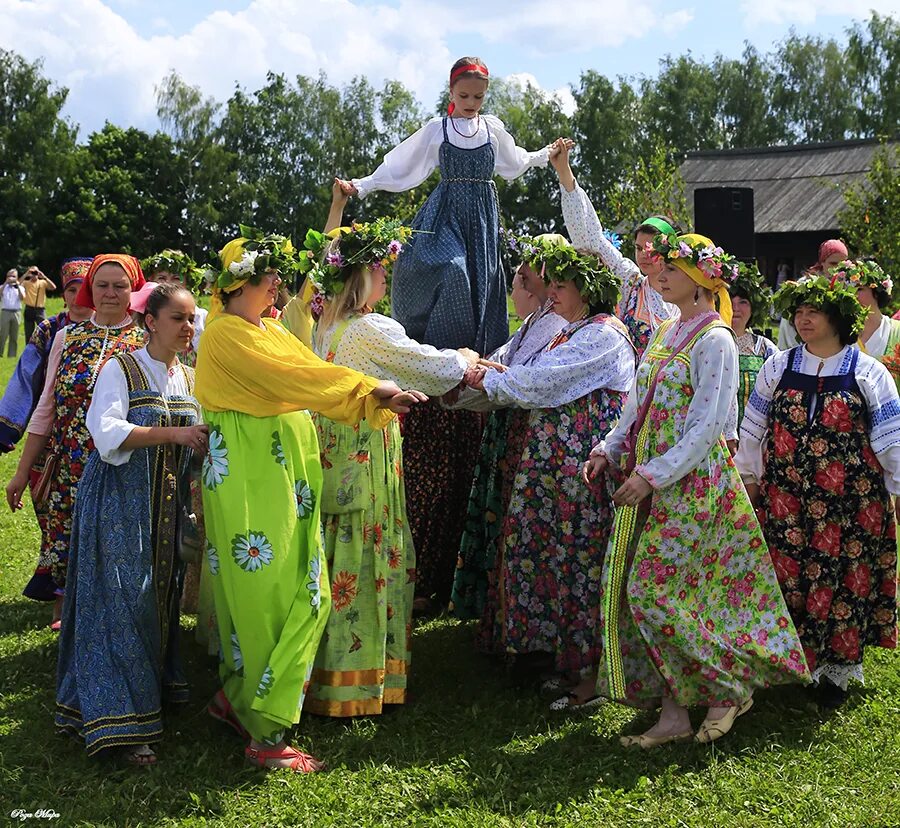 Троица березка. Народное гуляние «Троица. Зеленые Святки» Тольятти. Завивание Березки на Троицу. Семик Троица русский праздник. Обрядовый праздник Троица Семик.