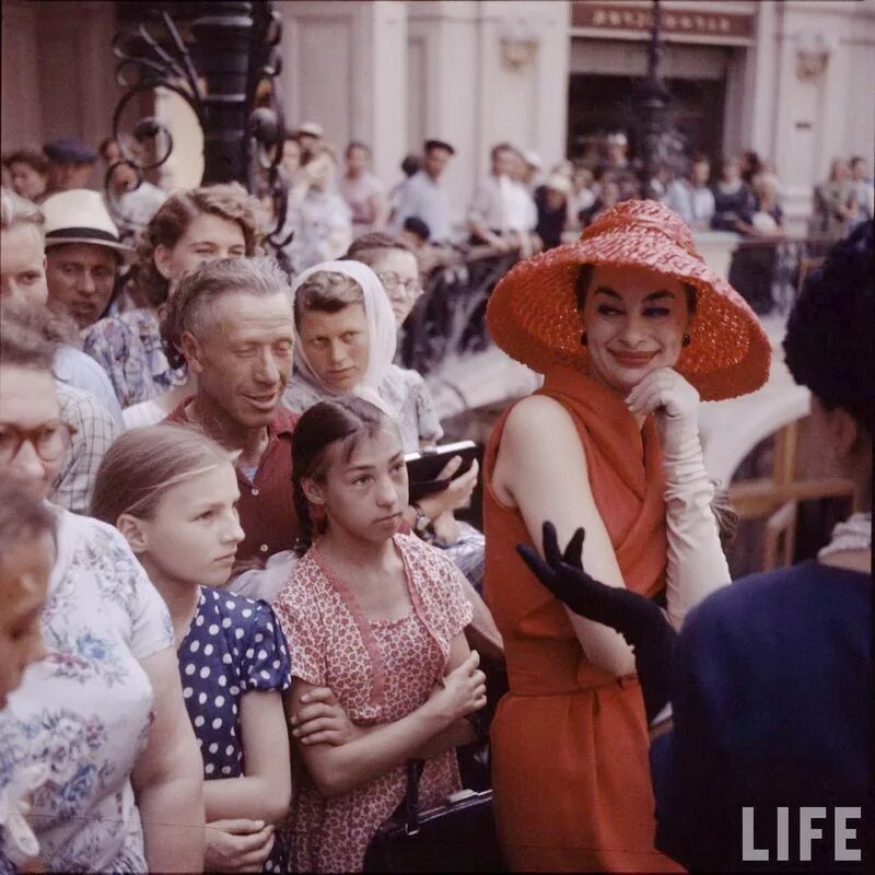 Ранний приезд. 1959 Год Кристиан диор в Москве. Показ диор в Москве 1959. Модели Кристиан диор в Советской Москве 1959. Показ Кристиан диор 1959 в Москве.