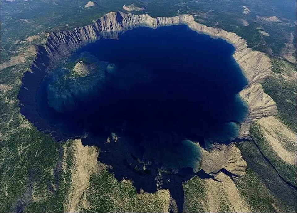 Существует ли место на земле. Кратерное озеро Крейтер. Кратерное озеро в Орегоне. Озеро Крейтер, штат Орегон, США. Озеро Крейтер – самое глубокое в США.