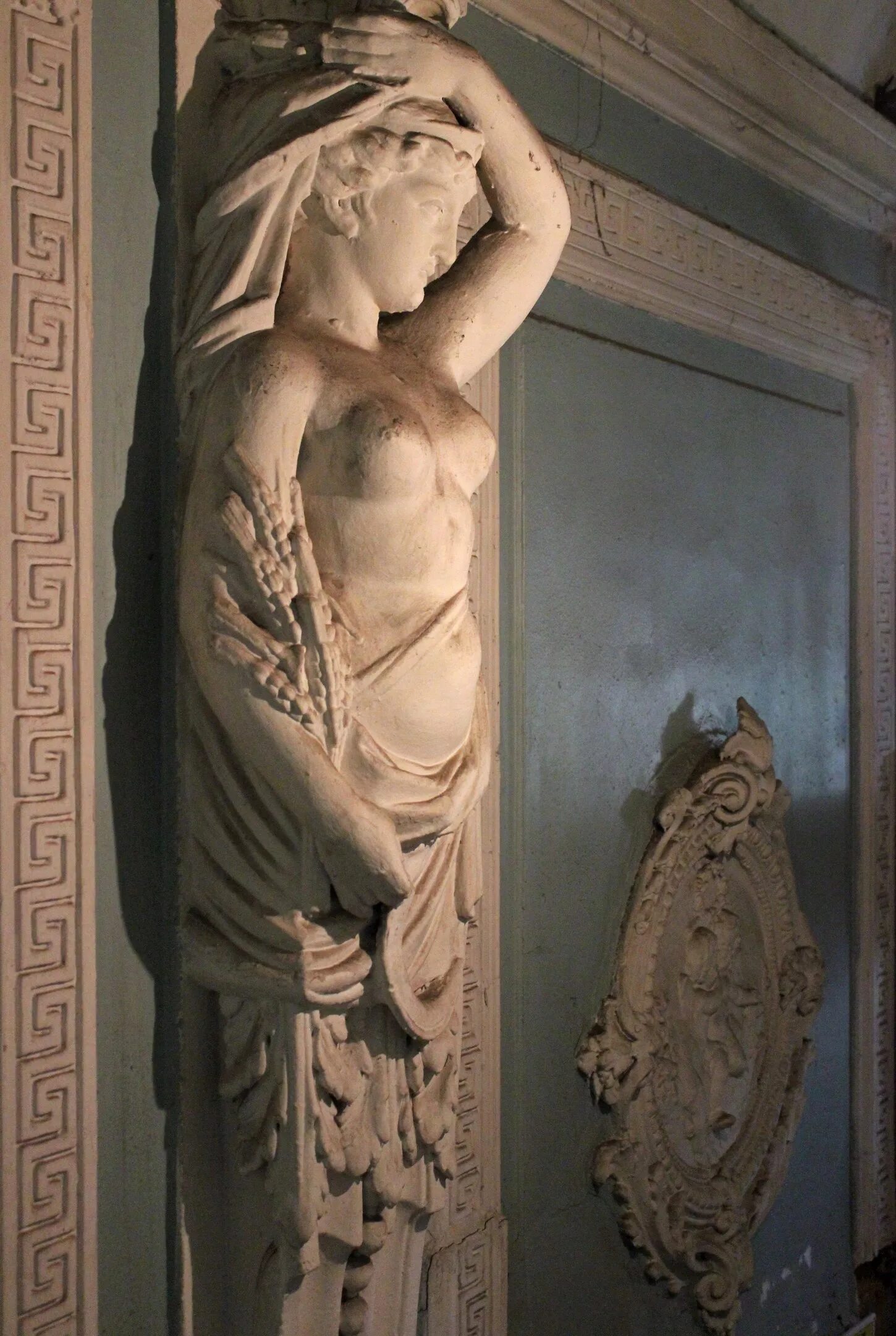 афины акрополь статуи кариатид. кариатиды храма эрехтейон афины. кариатиды в древней греции. кариатида статуя эрмитаж. атланты и кариатиды греция.