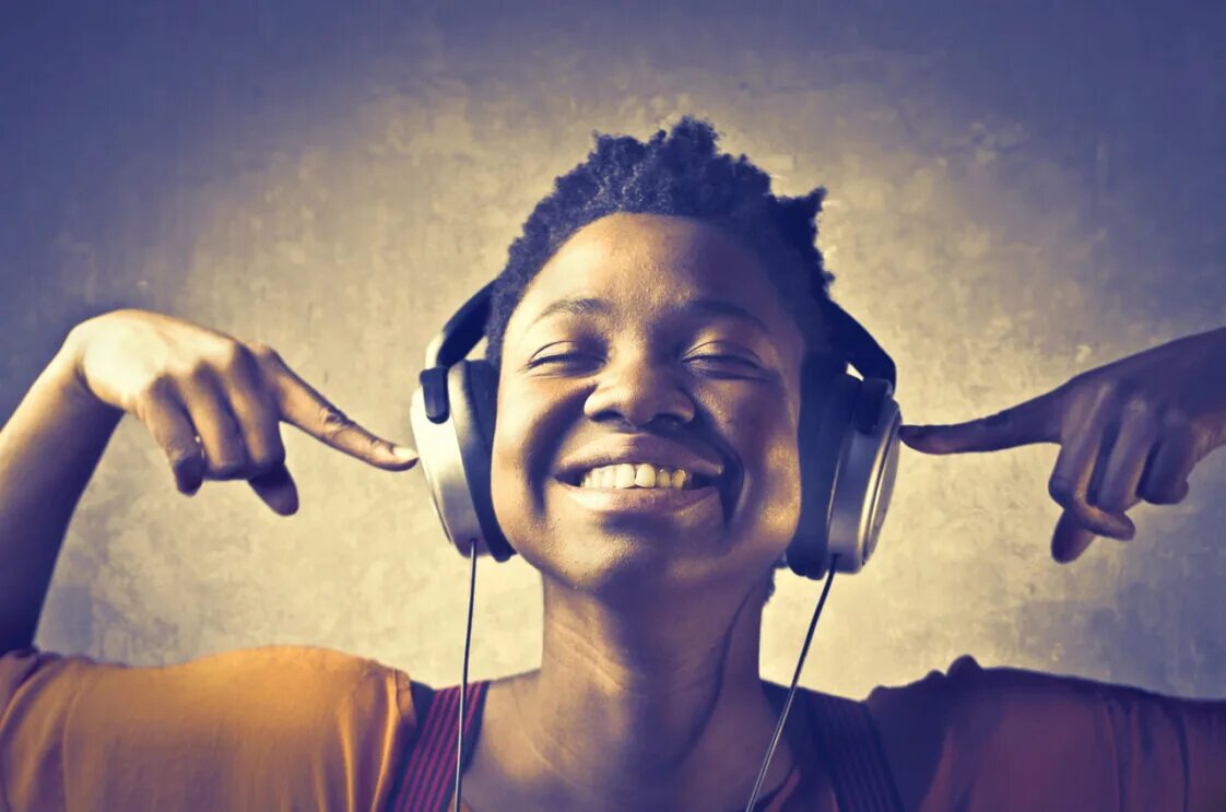 She listen to the radio. Человек в наушниках. Человек слушает музыку. Человек с наушниками. Веселый человек в наушниках.
