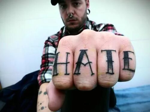 Татуировка ненавижу любовь. Татуировка ненависть. hate love пальцы. hate тату на пальцах. тату на пальцах love hate.