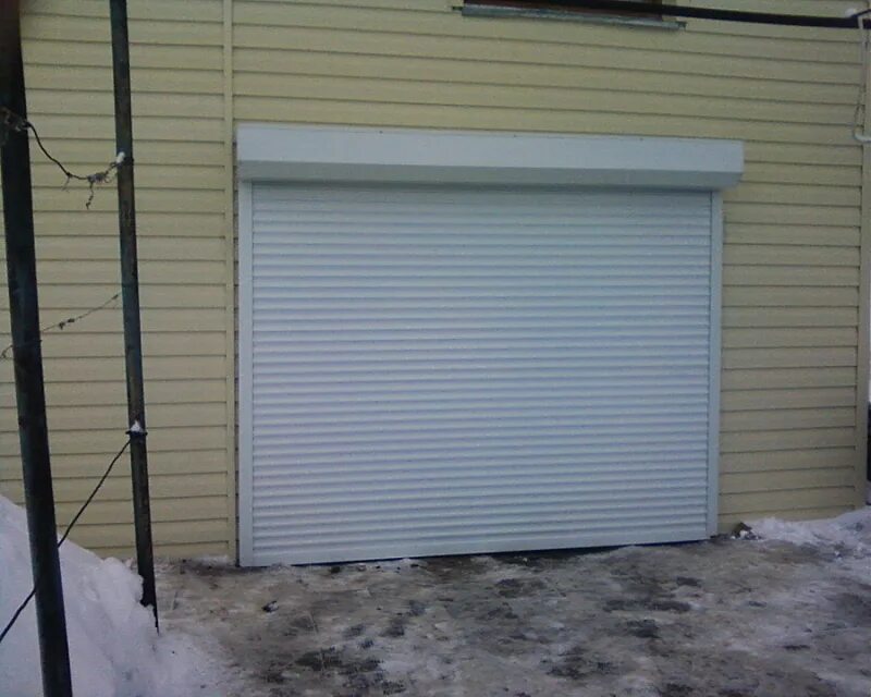 Роллставни или рольставни. Рольставни бу. Ролл ворота на кирпичные колонны. Рольставни для гаража. Ворота роллетные бу.