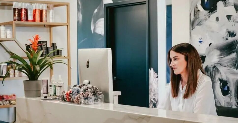 Управляющая салоном красоты. Администратор парикмахерского салона. Девушка на ресепшене. Администратор в парикмахерскую. Менеджер салона красоты.