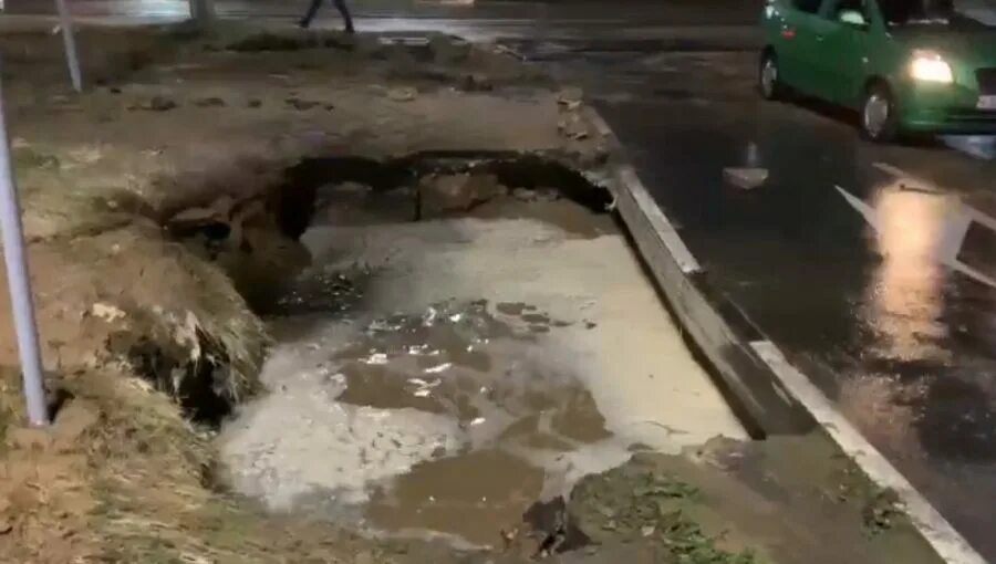 Авария на водопроводных сетях. В Орле произошла крупная авария водопровода. Водопровод Орел. Орёл прорыв трубы.