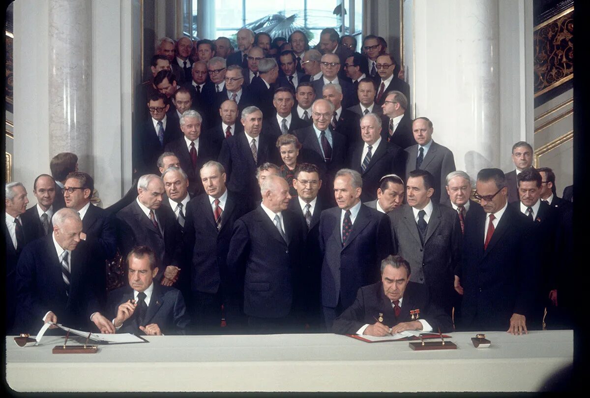 1972 год договор между ссср и сша. Осв-1 Брежнев Никсон 1972. Никсон и Брежнев 1972. Подписание осв 1 Брежнев и Никсон. Никсон и Брежнев 1972 г подписали.