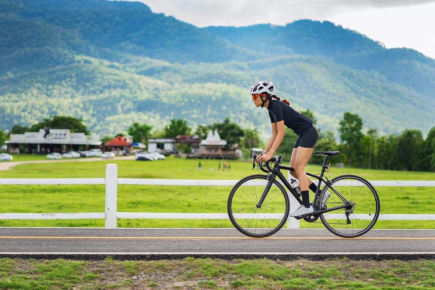 New ride bike. Велосипедист. Шоссейный велосипедист. Езда на велосипеде. Человек на велосипеде.