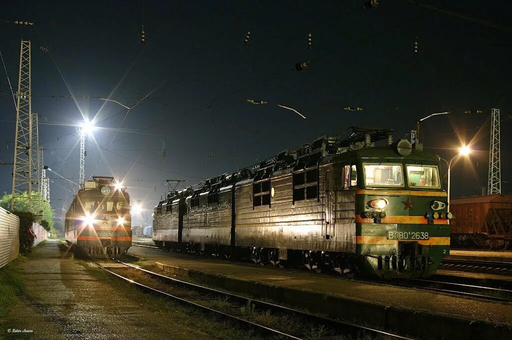 Электровоз вл 80 ночью. Электровоз вл 80 ночью тепловоз ночью. Вл-80 электровоз на станции ночью. Станция Тихорецкая вл80. Включи станцию на ночь