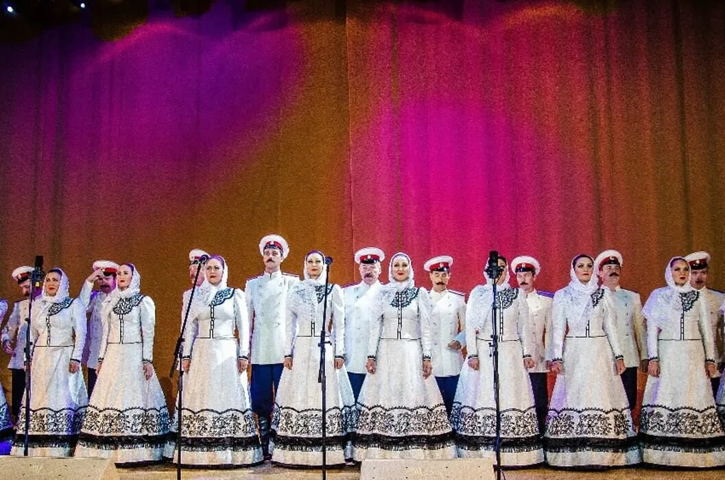 Ансамбль донских Казаков им Квасова. Ансамбль Квасова Донские казаки. Ростовский ансамбль донских Казаков. Костюмы донских Казаков ансамбля Квасова