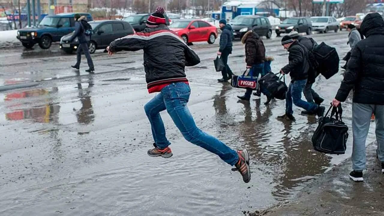 Человек прыгает через лужу. Прыжок через лужу. Человек перепрыгивает лужу. Прыгать через лужи. Везде лужи воды