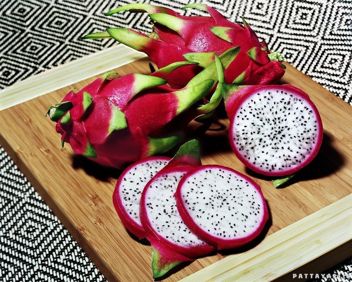 Питахайя как чистить и кушать. Тайские фрукты питайя. паттайя драконий фрукт. питахайя дарксайд. экзотический фрукт паттайя.