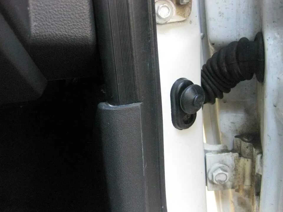 Концевой выключатель двери нива шевроле. Концевой выключатель левой двери нива шевроле. Концевик двери нива 2123. Концевой выключатель нива шевроле. Замок передний левый нива шевроле.