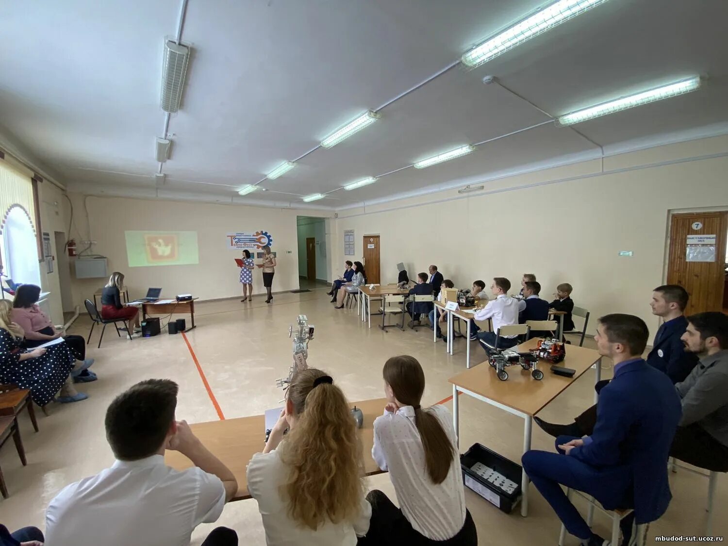 экскурсовод в вологодском кремле. 44 школа хабаровск директор. 10 класс московская школа. детская областная больница брянск глазное отделение. эмблема архива.