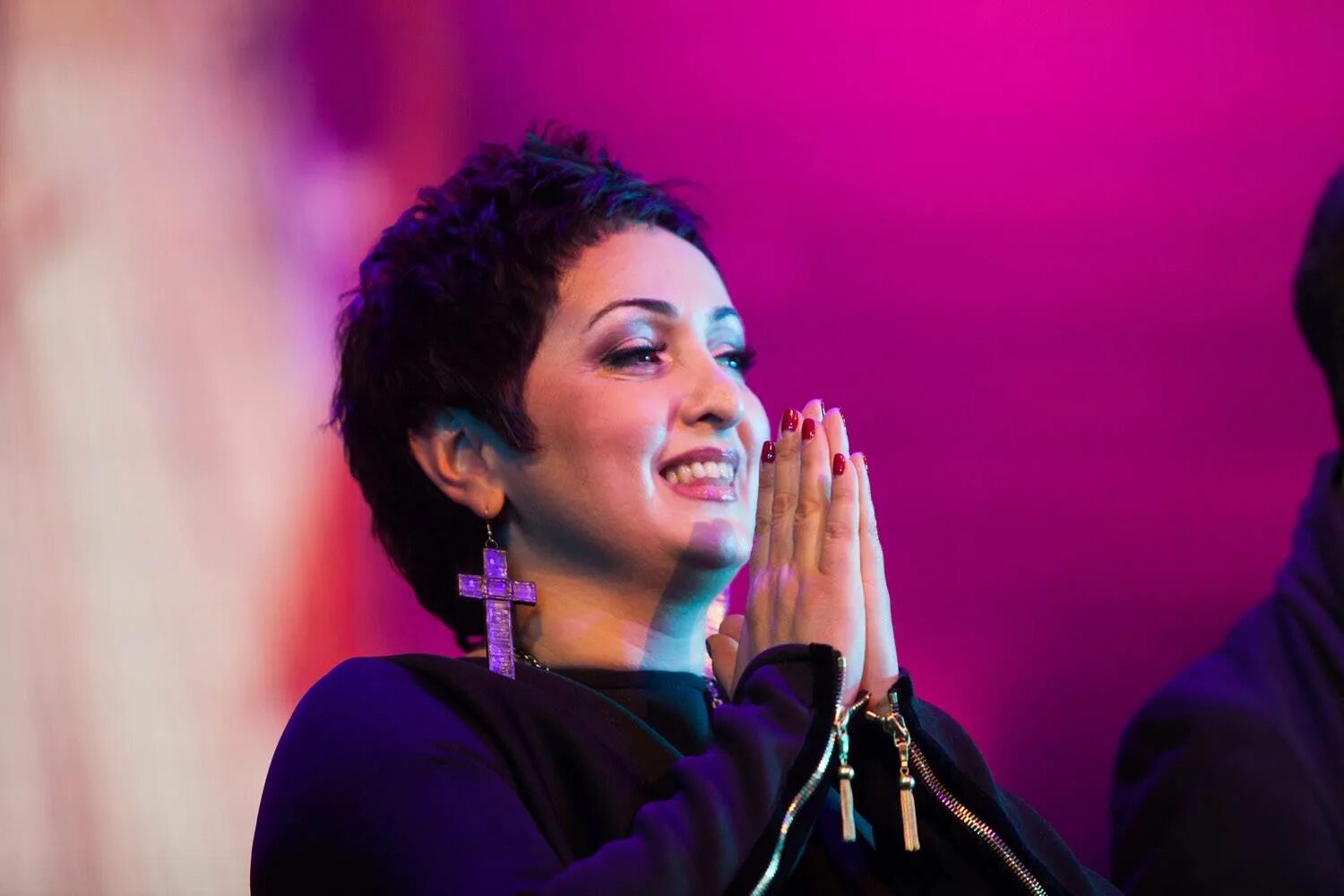 Ясмин леви фото певицы. Raye певица 2020. Певица уста. Розэlisa новозеландская певица. Певица уста.