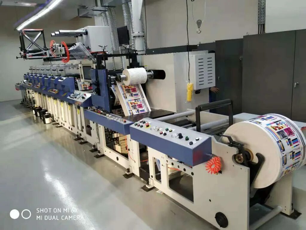 Printing machine. Ломбарди машина печатная. Flexo printing machine xqi-2-800. Узкорулонная флексографическая машина. Офсетная печать этикеток.