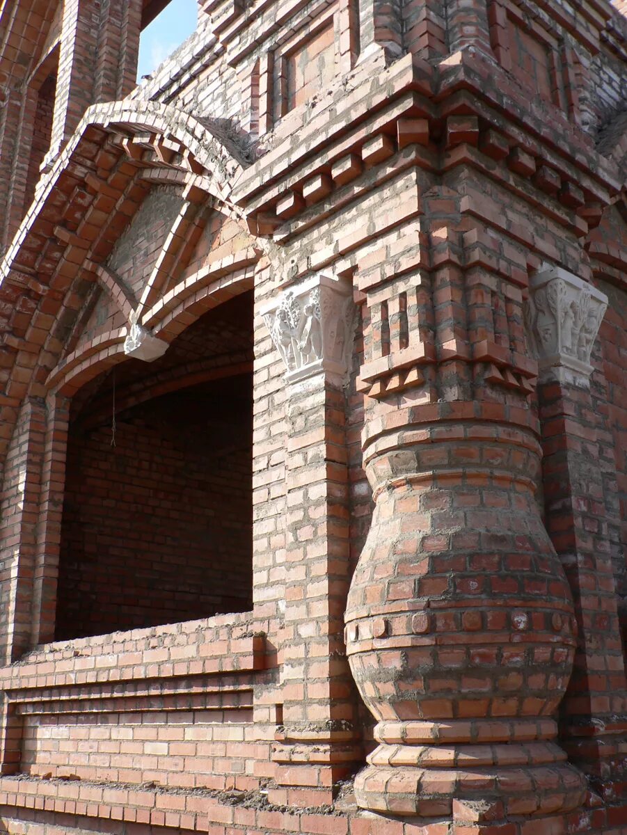 Кирпичные памятники архитектуры. Кладка храмов. Килевидная арка арки архитектура. Церковь вознесения господня в коломенском купол. Коломенское церковь вознесения господня.
