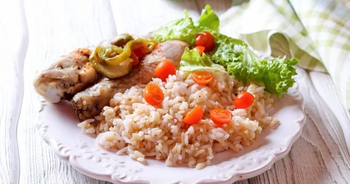 Рис с овощами. Рис с овощами и курицей. Бурый рис с курицей. Куриная грудка с рисом.
