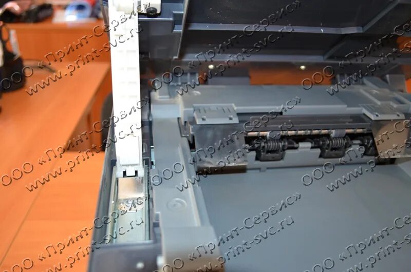 Как подключить принтер mf4018. 4018 canon фиксатор сканера. canon mf3010 кронштейн крышки сканера. датчик захвата бумаги принтер canon 3010. canon 4018.