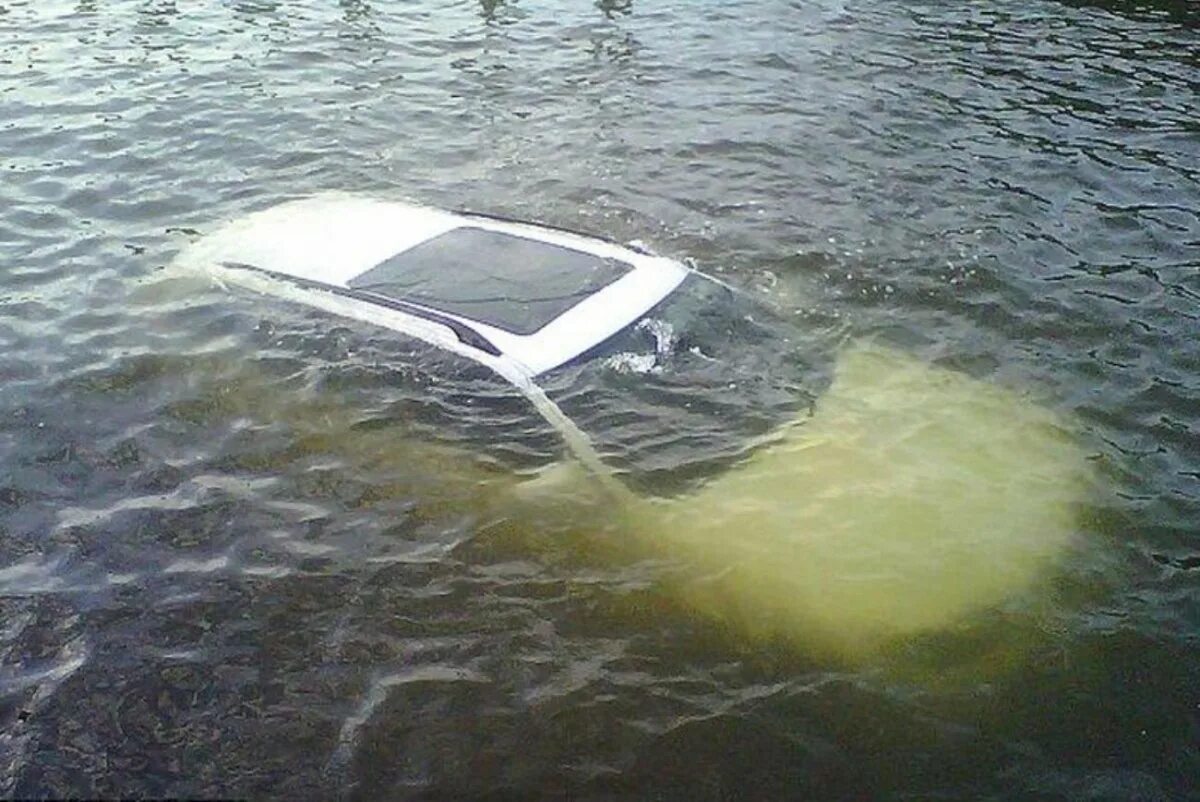 Утопленная машина. Машина тонет. К чему снится машина в воде