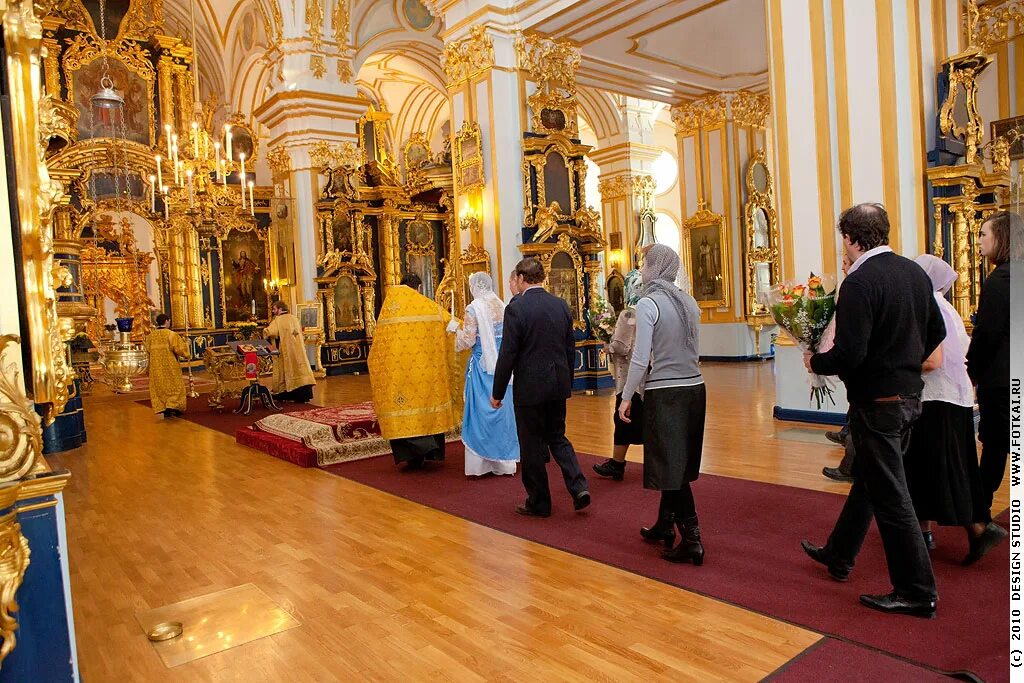 Служба в никольском соборе в санкт петербурге. Никольский морской собор верхний храм. Никольский собор внутри 2 этаж. Никольский морской собор верхний храм. Протоиерей богдан сойко николо богоявленский собор.
