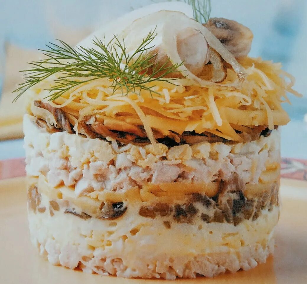 Салат с курицей и шампиньонами слоями рецепт. Салат с шампиньонами слоями. Слоеный салат с шампиньонами. Салат с курицей и шампиньонами слоями рецепт. Салат с курицей и грибами.