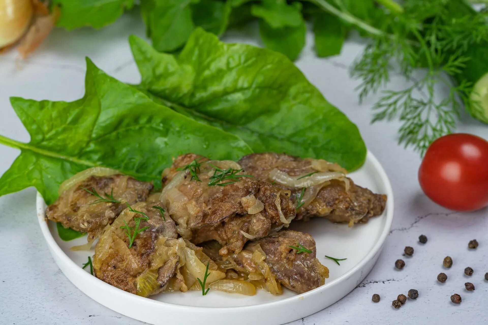 Жареная куриная печень с луком и морковью. Печень жареная на сковороде. Печень куриная жареная. Печень куриная жареная с луком.