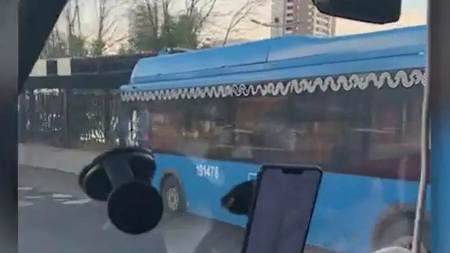 Троицк автобус сбил человека. Авария на сходненской сегодня. В химках автобус въехал в остановку. Автобус протаранил остановку. Автобус въехал в остановку.