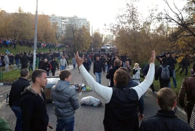 Люди в бирюлево. Бунт бирюлево западное. беспорядки в бирюлево 2013. погром в бирюлево октябрь 2013.