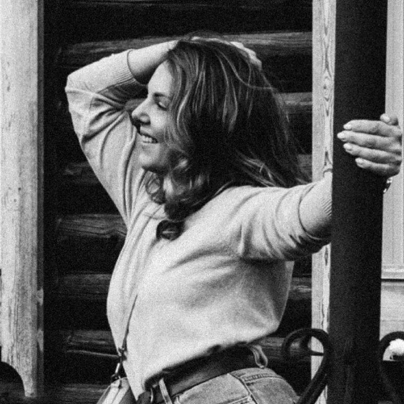 незаменимых людей не заменят и забудут. статусы про незаменимость. цитаты про незаменимых. мужские мысли о девушках. твой человек не будет искать тебе.