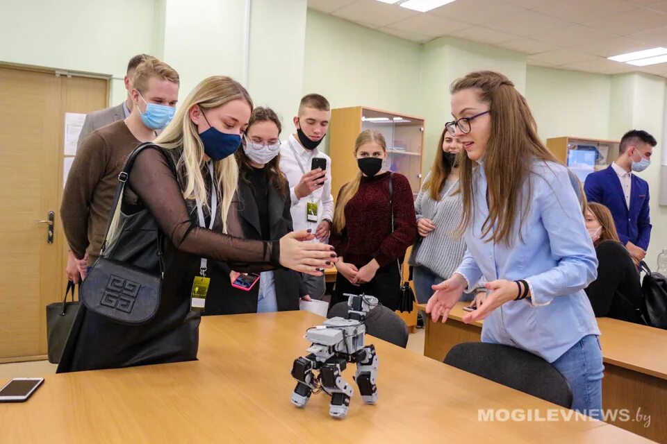 Объявления на работу в могилеве. Женщина на работе. Сотрудники моготекс. Работа в могилеве. Работа в могилеве.