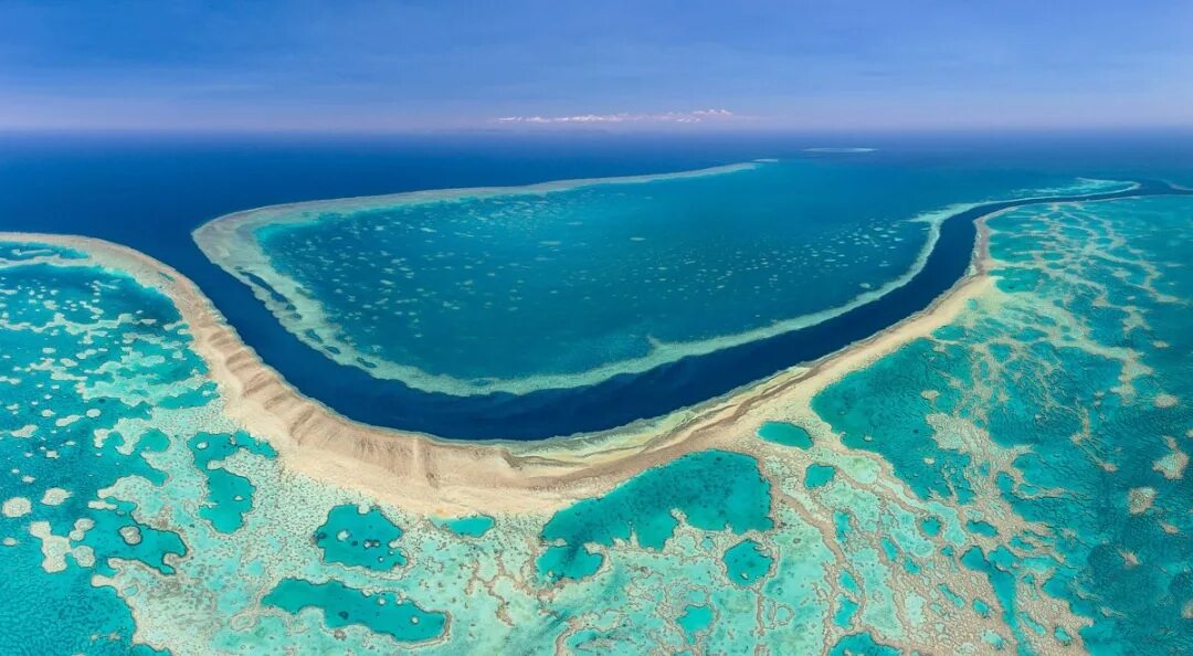 Коралловый риф протянувшийся вдоль восточной окраины материка. Великий Барьерный риф Австралия. Большой Барьерный риф у побережья Австралии. Коралловый Барьерный риф в Австралии. Большой Барьерный риф экскурсии.