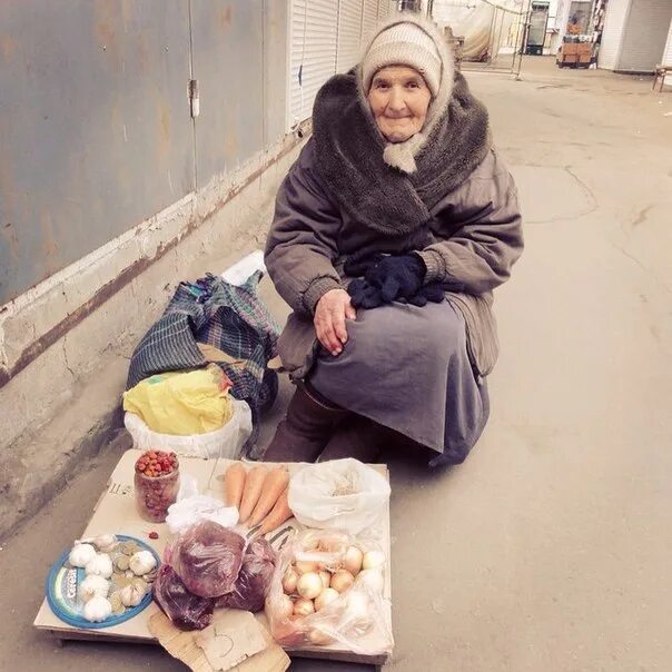 Бабушке покупала. Бабушке покупала. Подарки для пожилых. Бабушке покупала. Доброе дело помощь бабушке с продуктами.