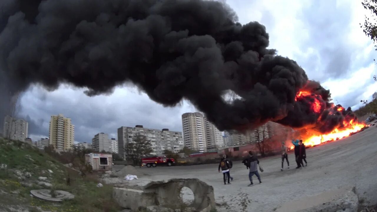 Видео черный дым. Пожар в Новороссийске. Взрыв в Новороссийске. Черный дым от пожара. Большой чёрный дым от пожара.