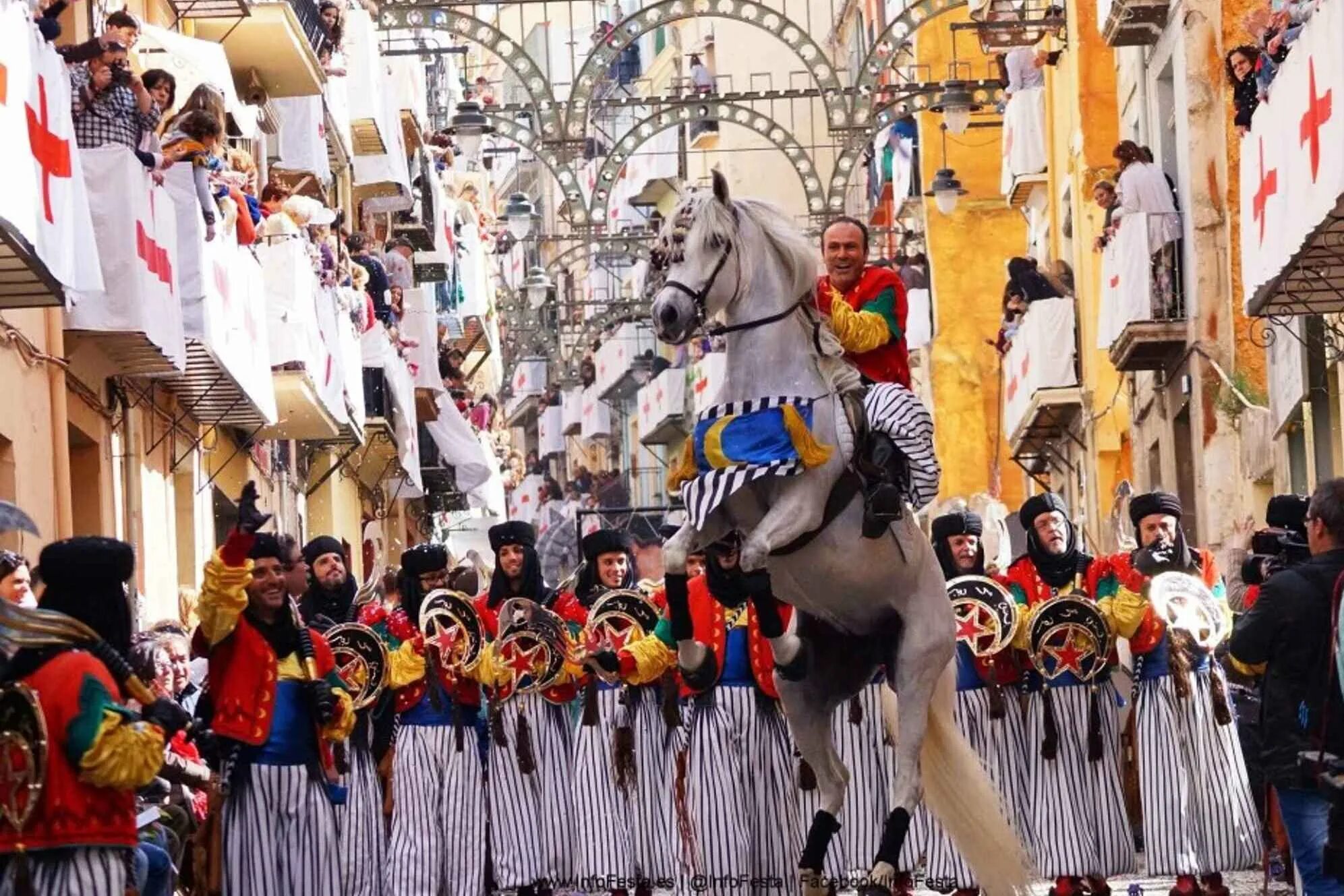 Карнавал в барселоне. Патум. Фестиваль фальяс в испании. Карнавал в испании. Испания карнавал барселона.