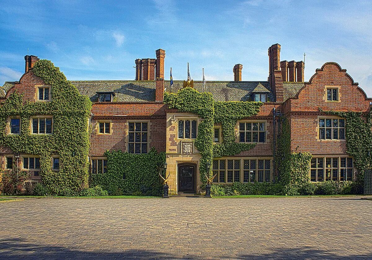 Queen ethelburga's school. Английская школа королевы. Queen ethelburga's college колледж королевы этельбурги. Английская школа королевы. Колледж-интернат королевы этельбурги.