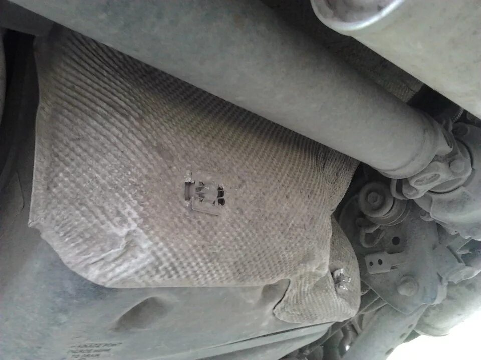 Термоэкран глушителя. Кашкай j10 термоэкран глушителя. защита глушителя nissan j10. теплозащита глушителя ниссан кашкай j10. термозащита ниссан кашкай j10.