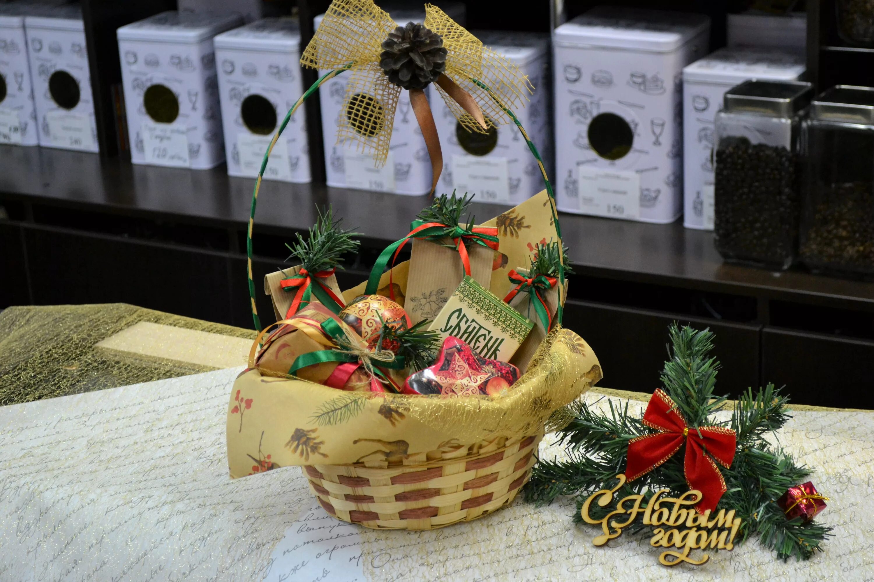 Елка из кофейных зерен. Кофе оформить на новый год. Кофе оформить на новый год. Новогодний декор банки кофе. Чайная корзина в подарок на новый год.