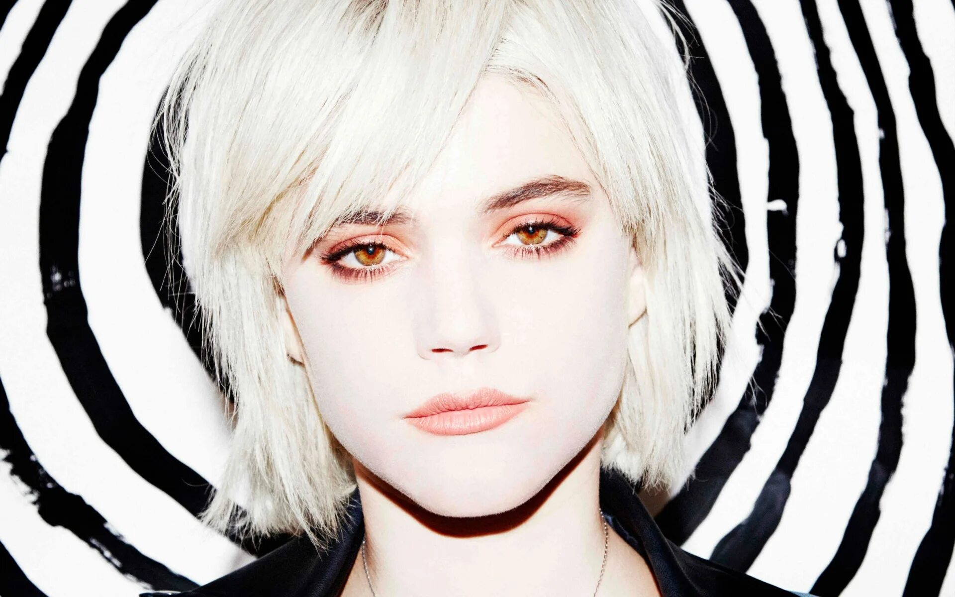 Ko. Певица соко. Soko певица. Певица соко. So.