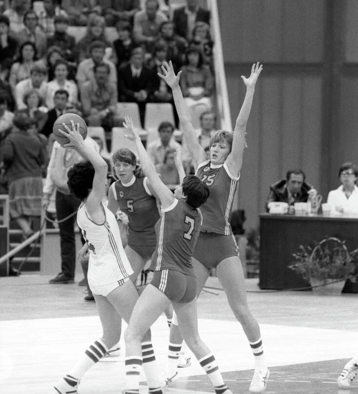 Баскетболистка ольга сухарнова. Баскетбол на летних олимпийских играх 1976. Ульяна семенова баскетболистка сборной ссср. Баскетбол 1976. 1976 олимпиада сборная ссср баскетбол.