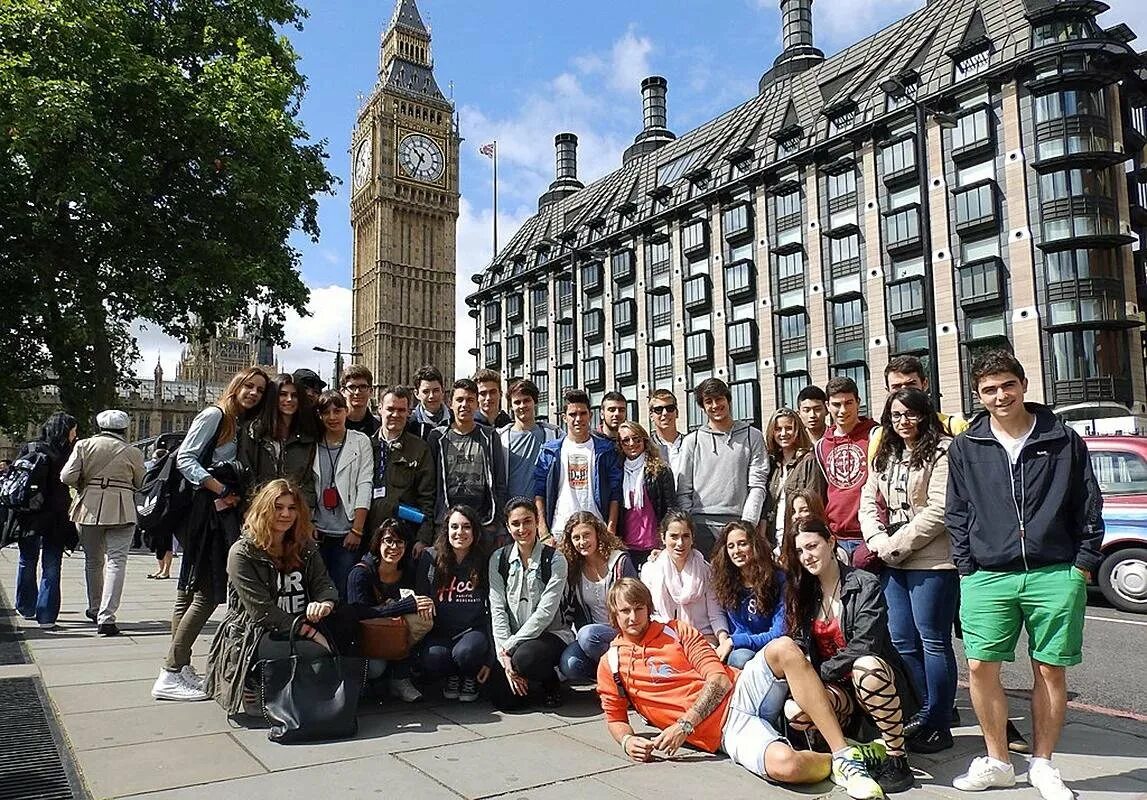 В лондоне жена жила. Школа в Лондоне Cambridge. Школы Англии Лондон. Молодежь Англии. Студенты Британии.