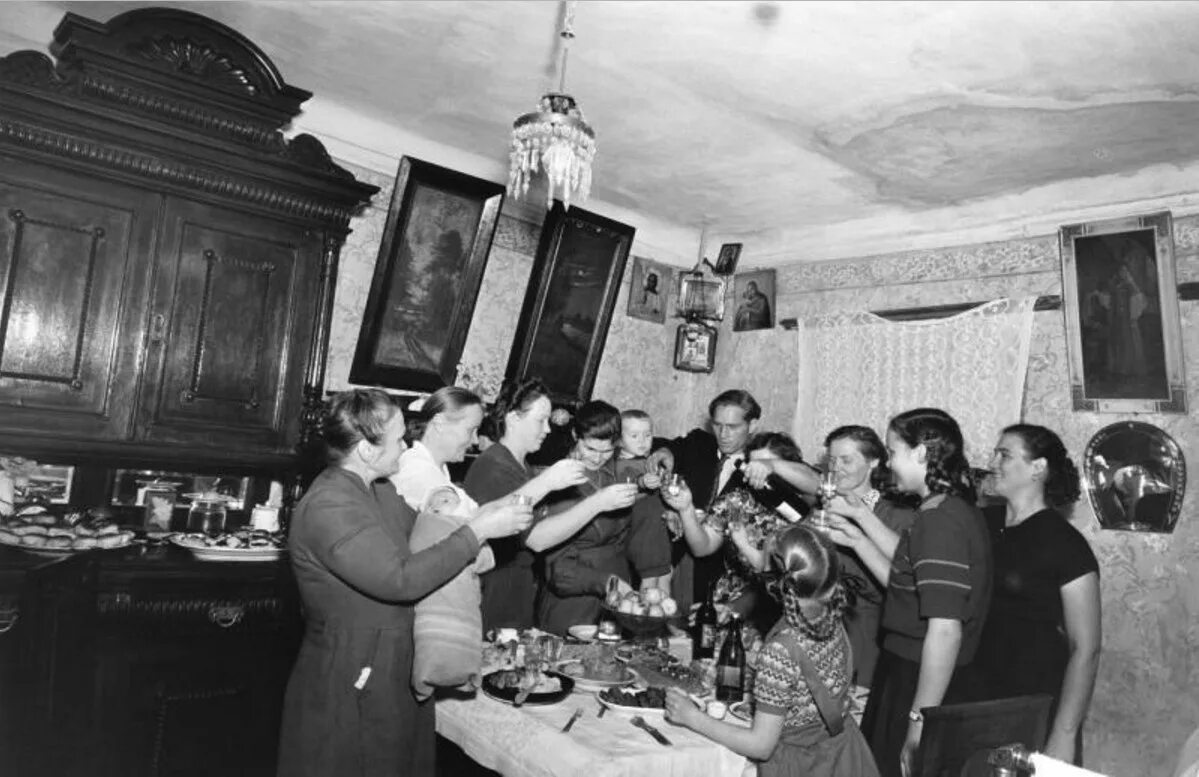 31 декабря ссср. Советские застолья в квартирах. Советский праздничный стол. Советский новый год застолье. Послевоенное застолье.