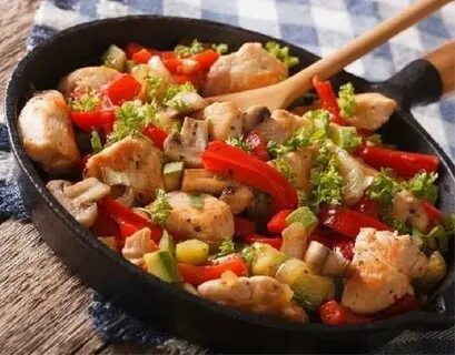 Рагу из индейки с овощами на сковороде