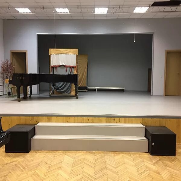 Колонки для актового зала. Комплект аппаратура динакорд. Колонки для актового зала. Jbl srx835. Акустическая система для сцены.