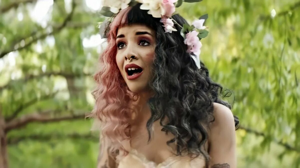 Training wheels melanie. Мелани Мартинес 2022. Мелани Мартинес кудрявая. Melanie Martinez Training Wheels. Melanie Martinez Soap.