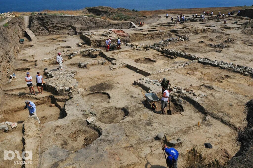 Раскопки итиль семибугры. Раскопки поселения. Раскопки поселения. Раскопки городища в степи. Древняя фанагория археология.
