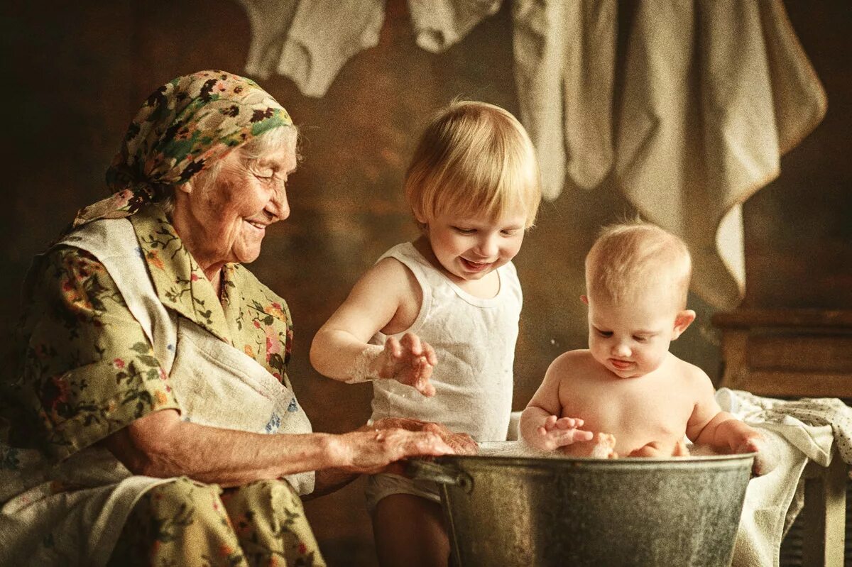 Бабушка и внучка. Бабушка и внуки. Бабушка и внук. Фотосессия бабушка с внуками. Внук ухаживающий за бабушкой