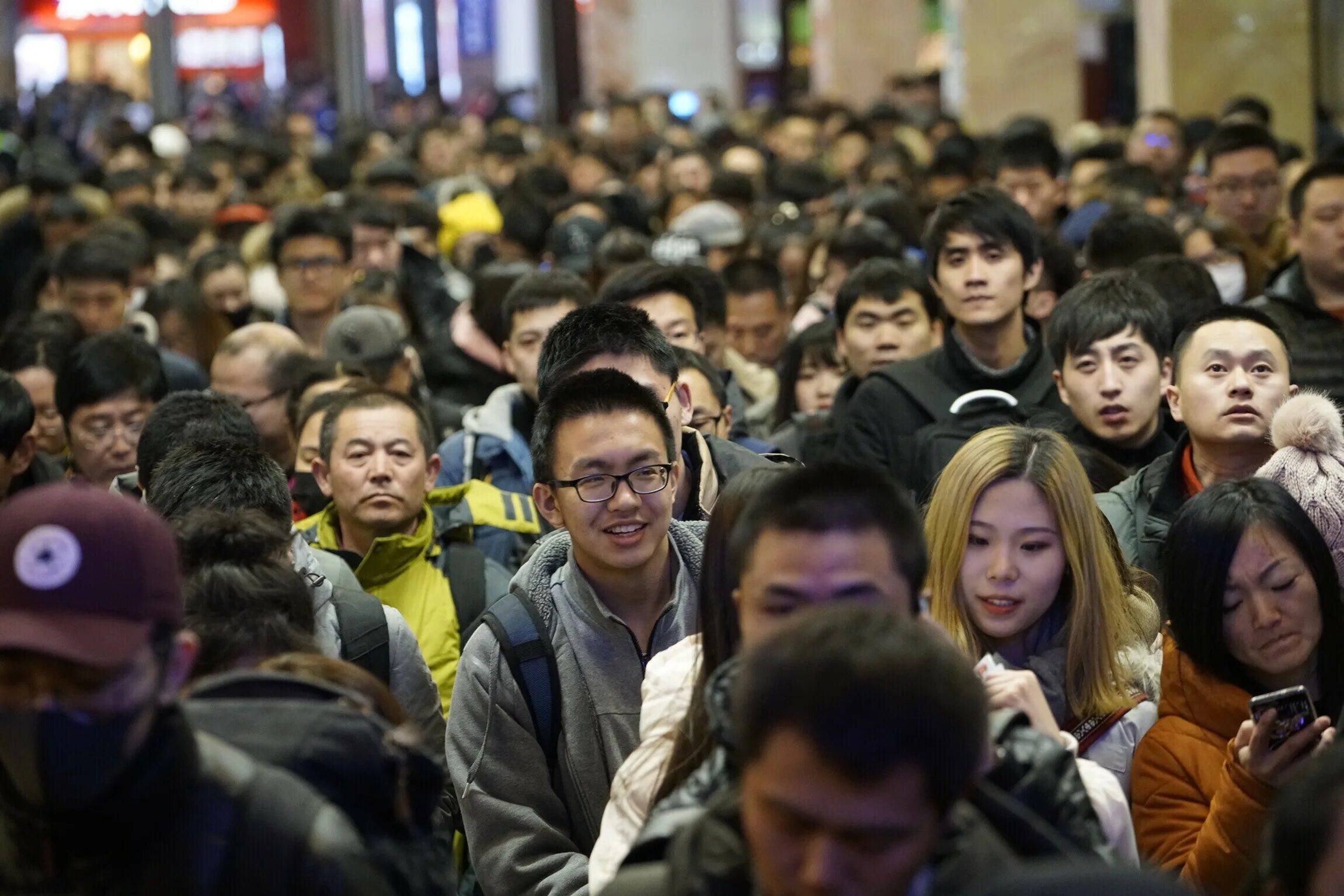 Народ живущий в китае. Пекин люди. Китай люди на улице. Китайцы жители. Много китайцев.