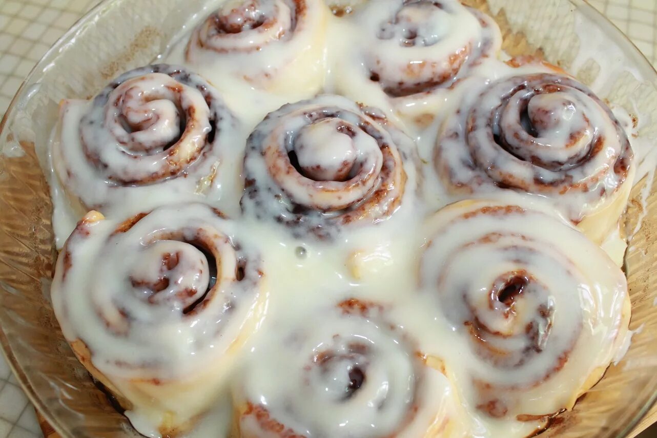 Улитка синабон. Булочки залитые. Синнабон сливочный с корицей. Булочки с заварным кремом из дрожжевого теста в духовке. Булочки залитые.