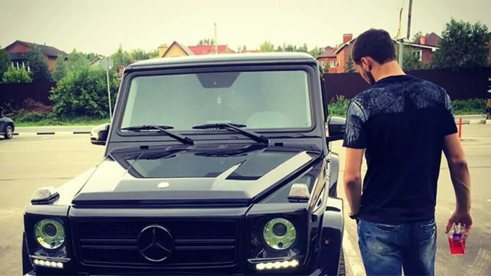 Mercedes-benz g-class 111 177. Возле гелика. Лицо гелика. Гелик 63 амг бандиты. Гелик брабус.